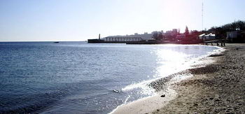 Защита в очках у моря